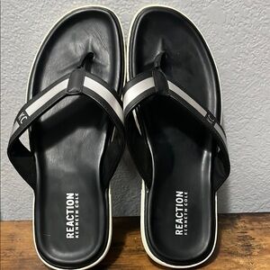 Kenneth Cole Reaction Black Flip Flops NWOT
